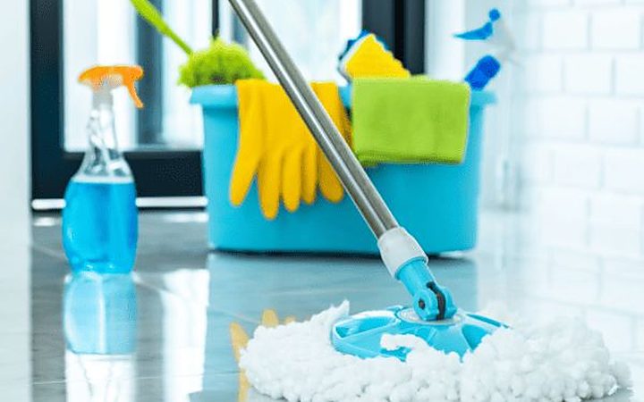 ممسحة ودلو وأدوات تنظيف على أرضية لامعة